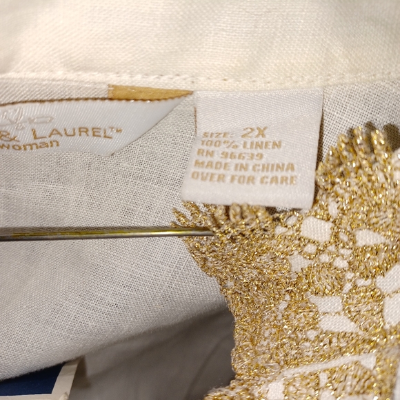 NWT Beautiful Gold and white blouse - Picture 5 of 5